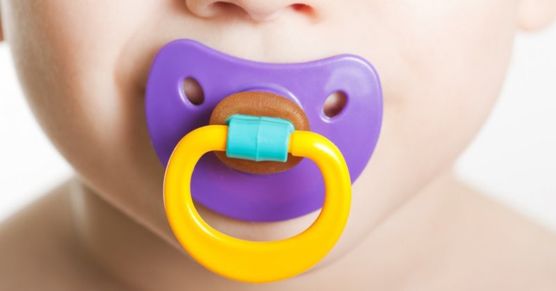 استفاده از پستانک خطرناک است یا مفید؟