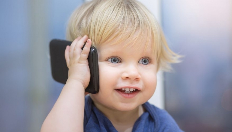 کودکم از چند ماهگی میتواند حرف بزند؟