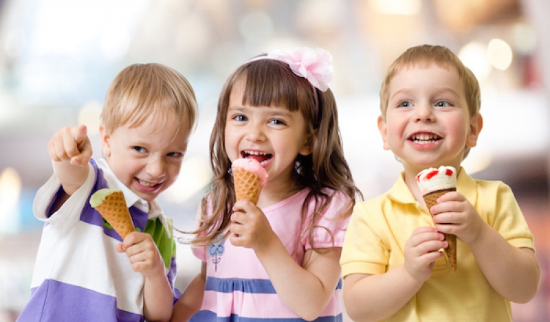 از چه زمانی میتوانم به کودکم بستنی بدهم؟