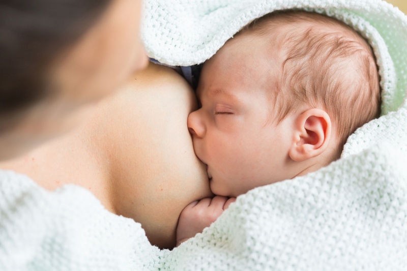 آیا پس عمل سزارین، میتوانیم نوزاد را با شیر مادر تغذیه کنیم؟