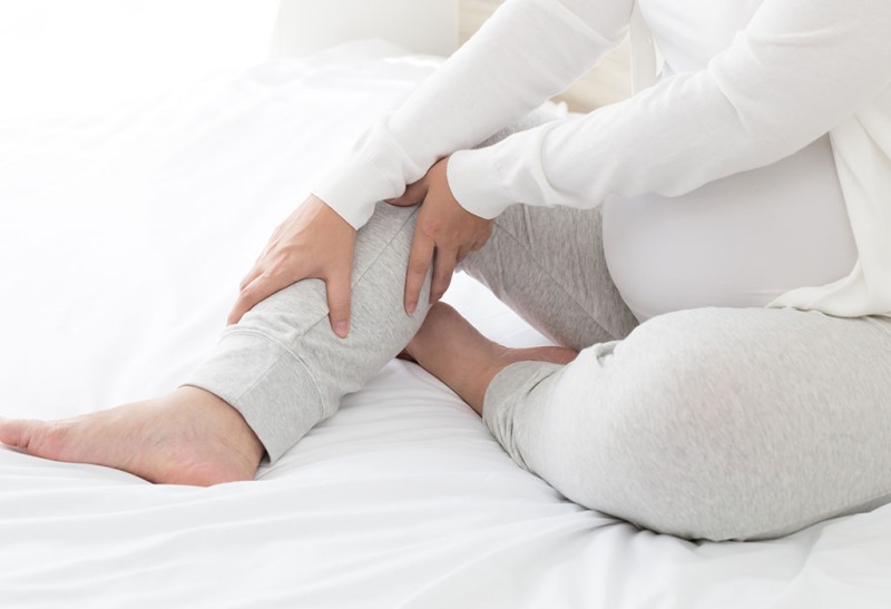 استفاده از آب گرم برای تسکین درد پاها  ومشکلات مو ها در بارداری