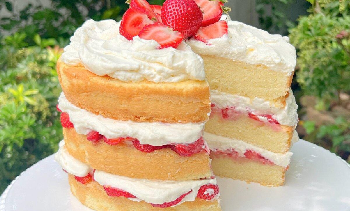 طرز تهیه شات‌ کیک توت‌ فرنگی: دسری لذیذ و خانگی