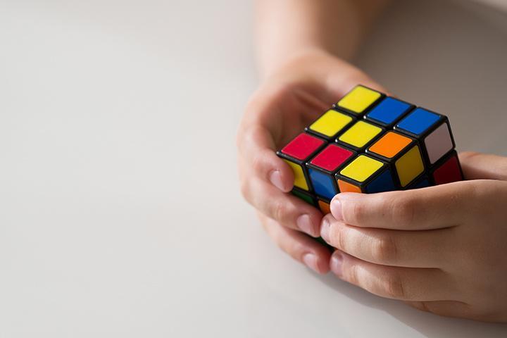 مکعب روبیک به عنوان بازی فکری برای کودکان