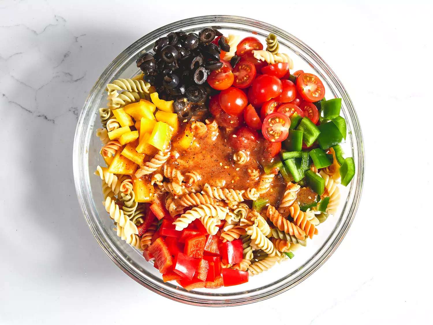 ریختن سس روی سالاد و هم زدن برای آغشته شدن.