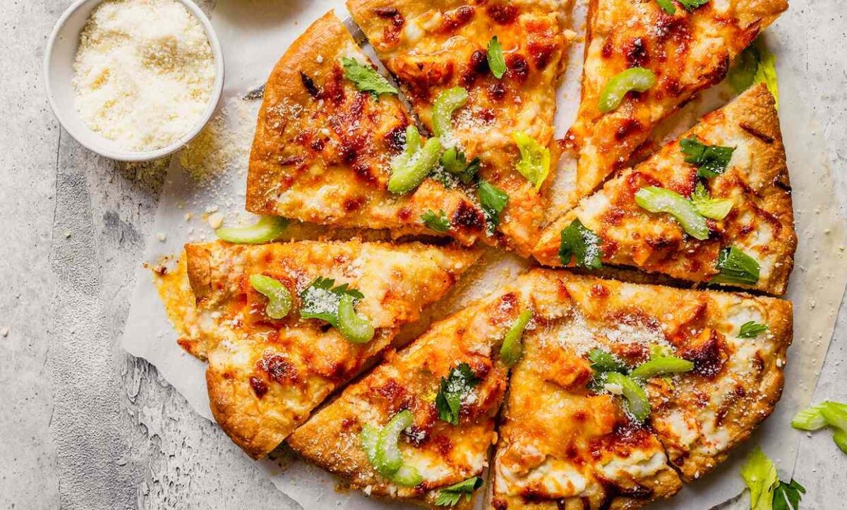 طرز تهیه پیتزا مرغ با طعم بوفالو در 5 دقیقه