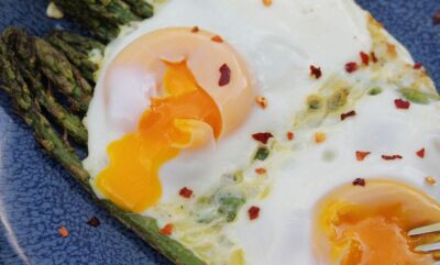 مارچوبه و تخم مرغ یک صبحانه لذیذ و عالی