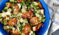 طرز تهیه سالاد سزار ترد با سیب زمینی تنوری