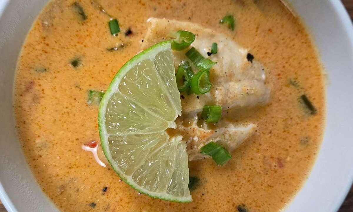 طرز تهیه سوپ ماهی نارگیلی: یک غذای گرم و خوشمزه