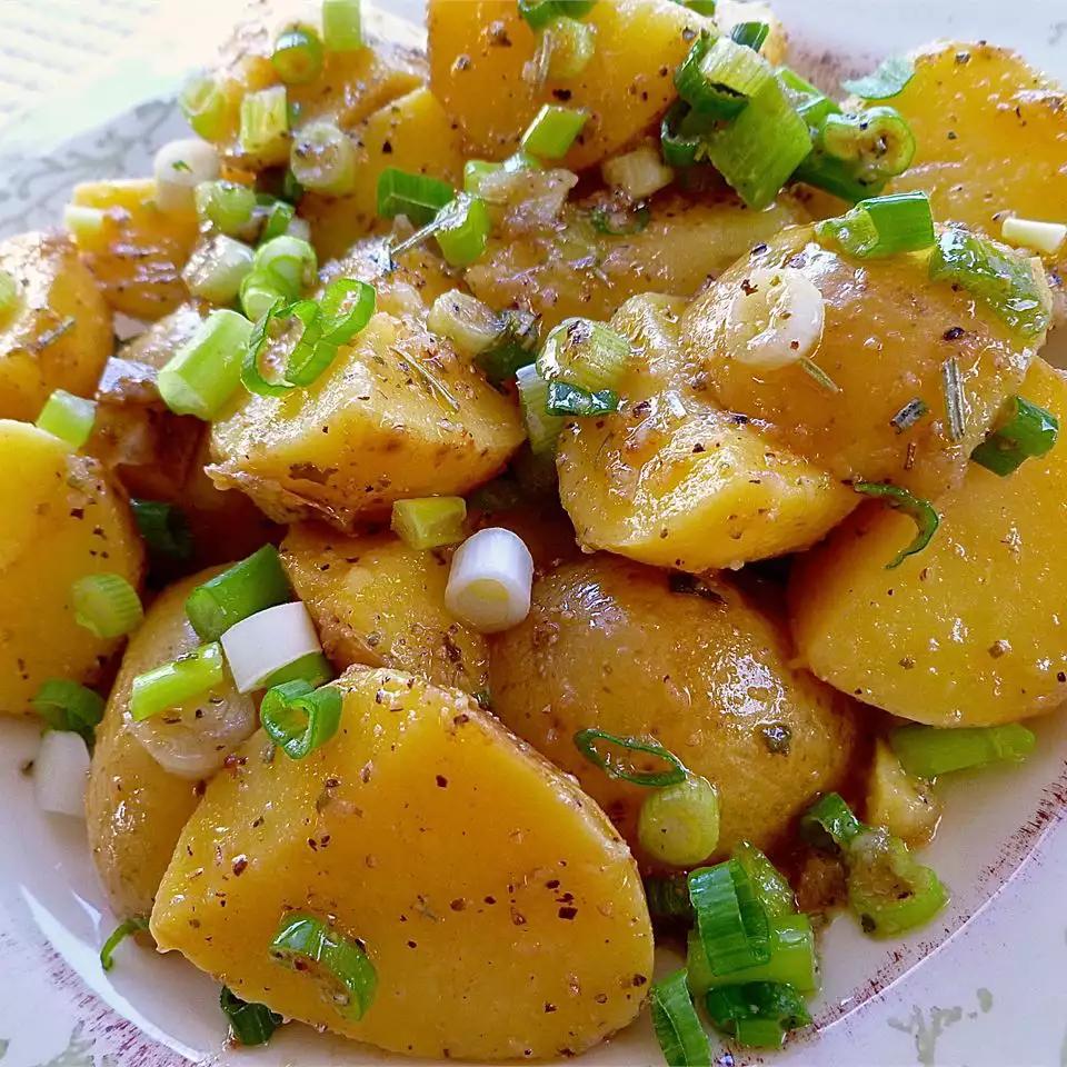 طرز تهیه سالاد سیب زمینی یونانی ساده و سبک