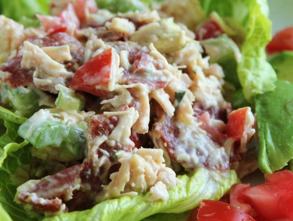 طرز تهیه سالاد مرغ با بیکن، کاهو و گوجه فرنگی