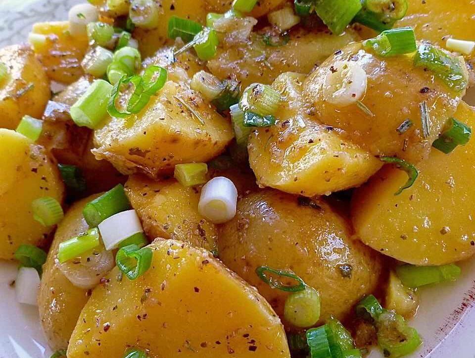 طرز تهیه سالاد سیب زمینی یونانی ساده و سبک