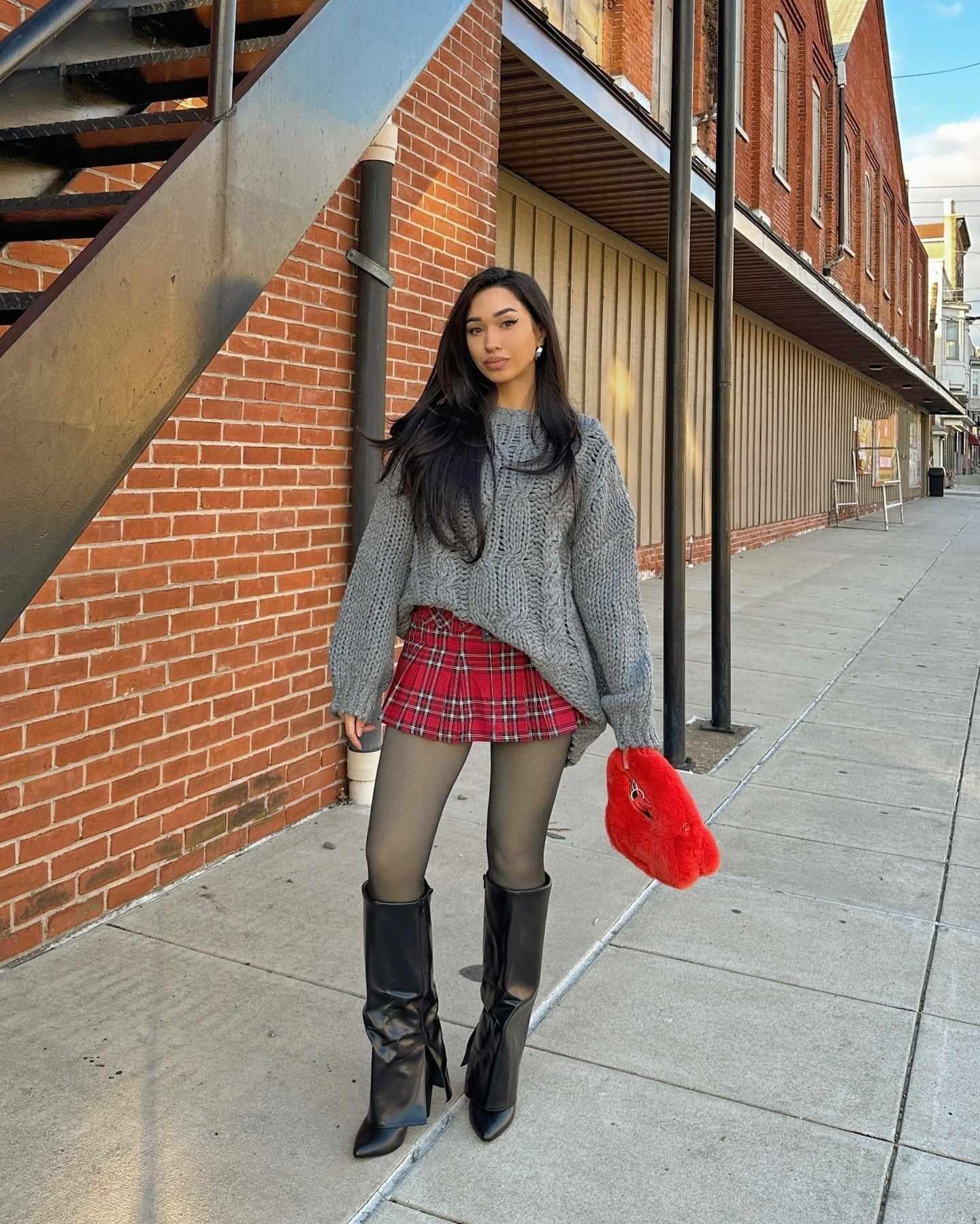 10. Plaid Mini Skirt with Chunky Knit (مدل لباس زمستانی)