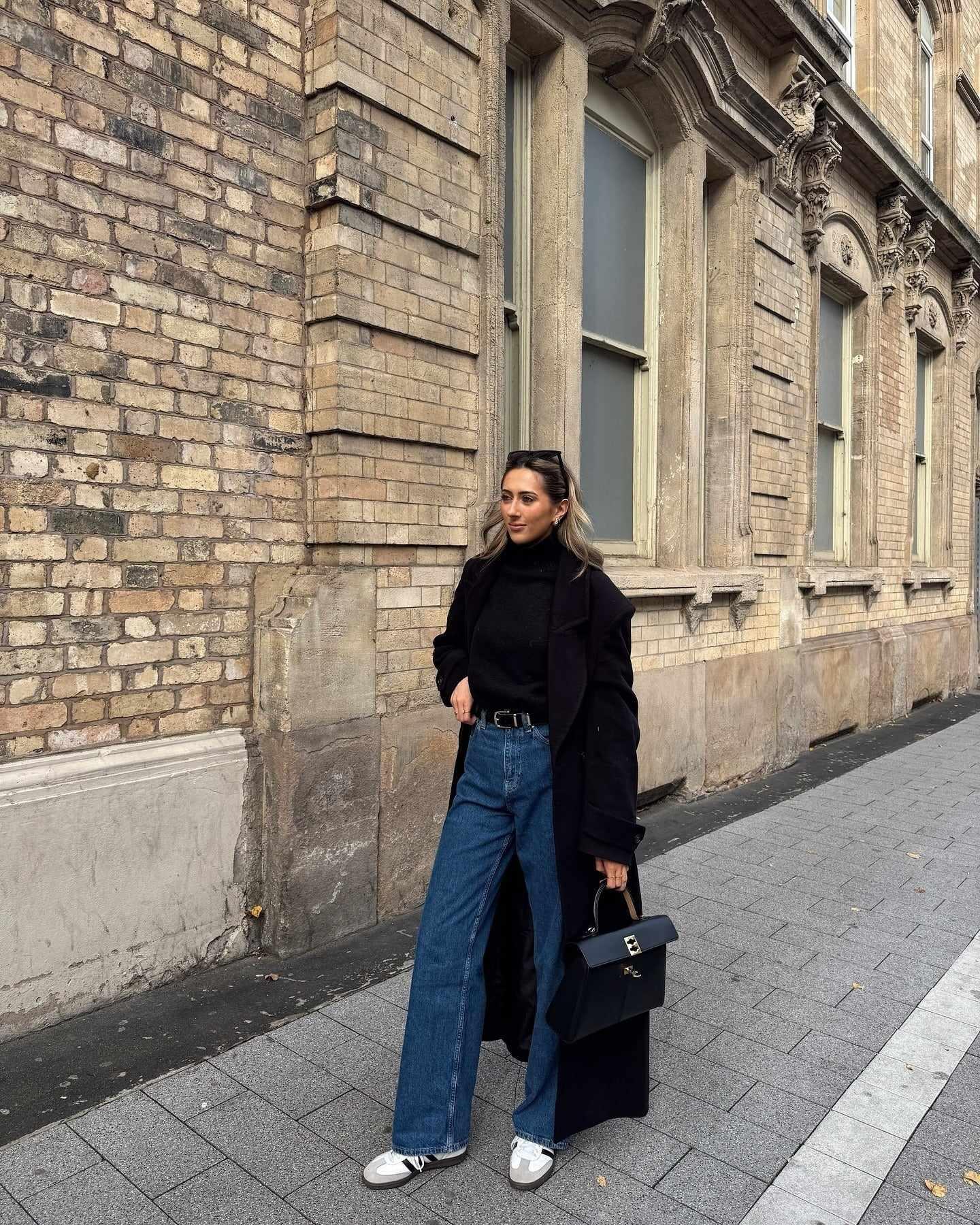 15. Effortless Black and Denim Pairing (مدل لباس زمستانی)