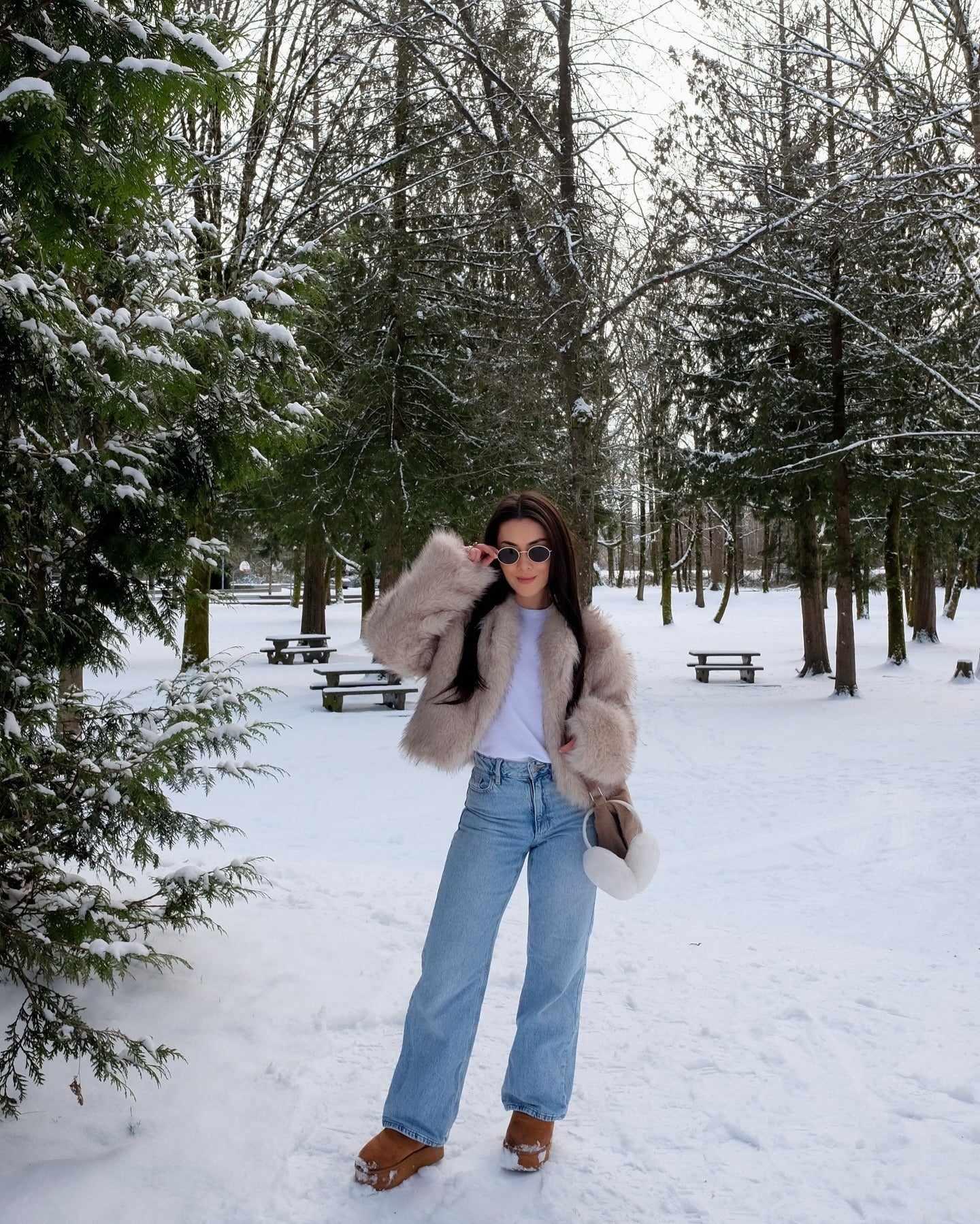 2. Modern Fur and Denim Elegance (مدل لباس زمستانی)