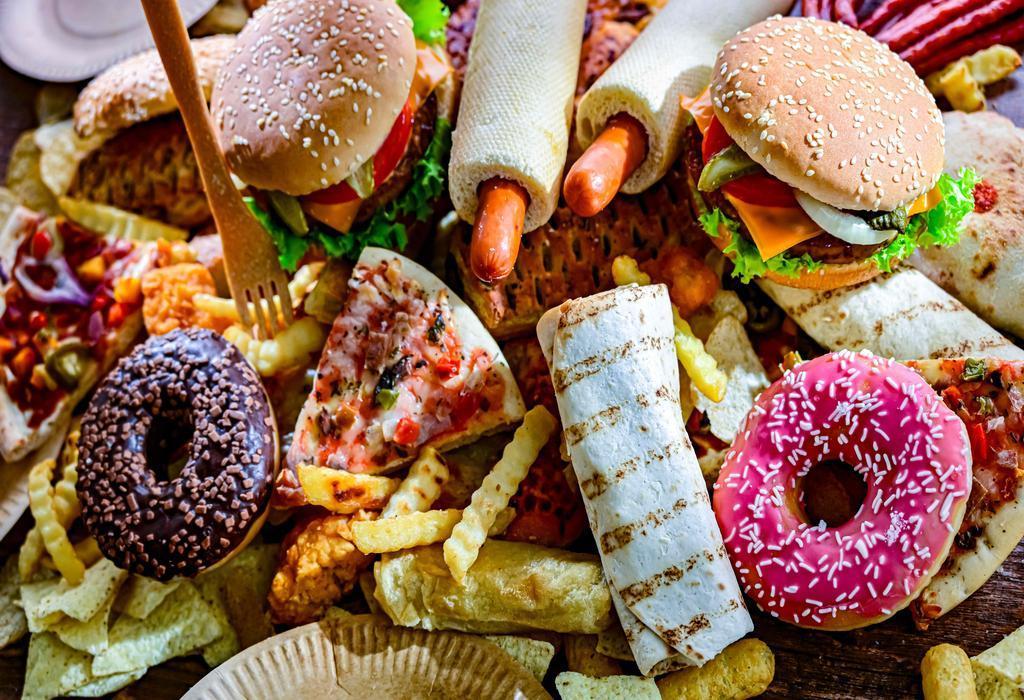 چی برای فشار خون بالا نخوریم؟ معرفی 10 غذا و نوشیدنی ممنوعه