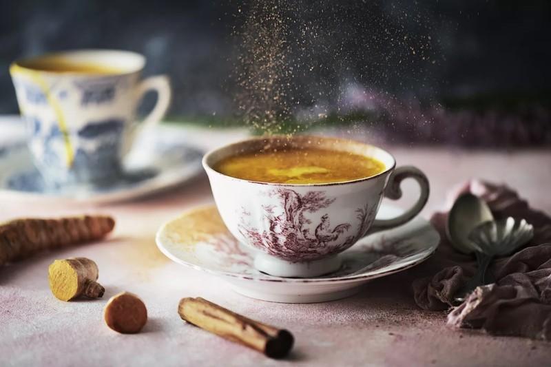 دمنوش ضد التهاب زردچوبه در یک فنجان شیک روی میز