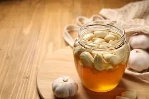 یک شیشه سیر و عسل برای بهره مندی از خواص سیر خام