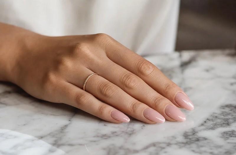Woman's hand with almond-shaped nails in soft polish, مدل ناخن بادامی و تابوتی